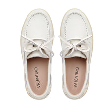 Load image into Gallery viewer, Mocassino Margot white Valentino by Mario Valentino, elegante e raffinato in pelle di vitello con suola in gomma bassa.
