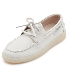 Load image into Gallery viewer, Dettaglio laterale del mocassino Margot white, con design pulito e raffinato, ideale per outfit casual o formali.