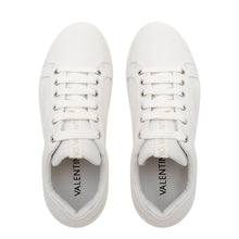 Carica l'immagine nel visualizzatore di Gallery, Sneaker VALENTINO Rey VLogo in nappa bianca con suola bombata e tag in tessuto con logo