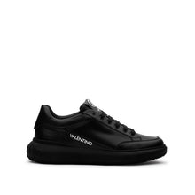 Load image into Gallery viewer, Sneaker Valentino Jump Black in pelle nera con dettagli bianchi e suola spessa, stile urbano e moderno