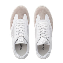 Load image into Gallery viewer, Vista superiore Sneaker Valentino Margot Bianco e Argento, interni morbidi.