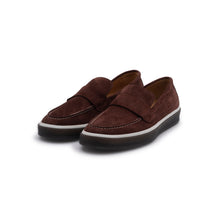 Carica l'immagine nel visualizzatore di Gallery, VALENTINO Mocassino Sail Suede Sabbia - vista di profilo laterale con focus sulla fascia logo lettering tono su tono