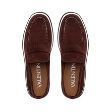 Carica l'immagine nel visualizzatore di Gallery, VALENTINO Mocassino Sail Suede Sabbia - vista dall'alto con focus dell'interno scarpa e della suola interna logata