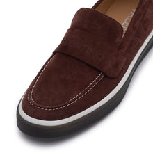 Carica l'immagine nel visualizzatore di Gallery, VALENTINO Mocassino Sail Suede Sabbia - vista sulla punta con focus sulle rifiniture
