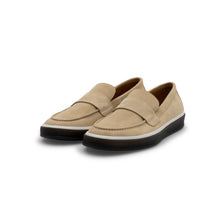 Carica l'immagine nel visualizzatore di Gallery, VALENTINO Mocassino Sail Suede Sabbia - vista di profilo laterale con focus sulla fascia logo lettering tono su tono