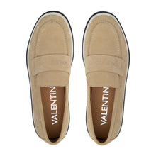 Carica l'immagine nel visualizzatore di Gallery, VALENTINO Mocassino Sail Suede Sabbia - vista dall'alto con focus dell'interno scarpa e della suola interna logata
