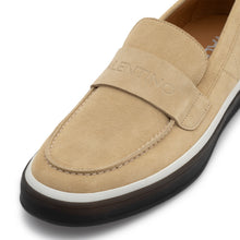 Carica l'immagine nel visualizzatore di Gallery, VALENTINO Mocassino Sail Suede Sabbia - vista sulla punta con focus sulle rifiniture