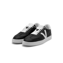 Load image into Gallery viewer, VALENTINO Sneaker Baja Black V-Detail - vista laterale frontale, con focus sulla punta e linguetta a contrasto