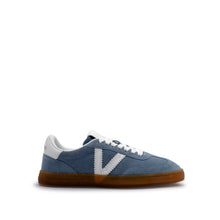 Load image into Gallery viewer, VALENTINO Sneaker Baja in crosta sky V-Detail - vista profilo con focus su logo V iconica