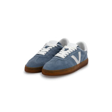 Load image into Gallery viewer, VALENTINO Sneaker Baja in crosta sky V-Detail - vista laterale frontale, con focus sulla punta e linguetta a contrasto