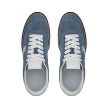 Load image into Gallery viewer, VALENTINO Sneaker Baja in crosta sky V-Detail - vista dall'alto con focus sulla linea della scarpa e i dettagli bianchi