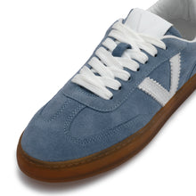 Load image into Gallery viewer, VALENTINO Sneaker Baja in crosta sky V-Detail - vista della punta con focus sulla forma e sui dettagli banchi e V logo
