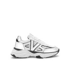 Load image into Gallery viewer, VALENTINO Sneaker Loto lam Chunky - Vista di profilo con focus sui dettagli laminato e V logo