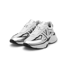 Load image into Gallery viewer, VALENTINO Sneaker Loto lam Chunky - Vista frontale di profilo con focus sulla punta rialzata