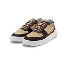 Carica l'immagine nel visualizzatore di Gallery, VALENTINO Sneaker Rey Chunky Moro/Multi -  Vista frontale di profilo con focus sulla punta rialzata