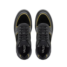 Carica l'immagine nel visualizzatore di Gallery, VALENTINO Sneaker Rey Chunky Nero/Multi - vista dall'alto con focus sulla linea scarpa e i dettagli colorati a contrasto