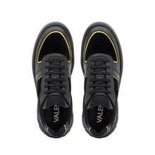 Carica l'immagine nel visualizzatore di Gallery, VALENTINO Sneaker Rey Chunky Nero/Multi - vista dall'alto con focus sulla linea scarpa e i dettagli colorati a contrasto