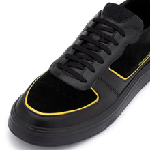 Carica l'immagine nel visualizzatore di Gallery, VALENTINO Sneaker Rey Chunky Nero/Multi -  vista della punta dall'alto con focus sui contrasti dei materiali e dettali gialli