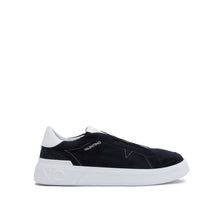 Carica l'immagine nel visualizzatore di Gallery, VALENTINO Sneaker Rey Suede Blu - vista di profilo con focus sulla linea della suola e logo lettering minimal in contrasto bianco