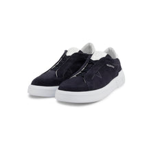 Carica l'immagine nel visualizzatore di Gallery, VALENTINO Sneaker Rey Suede Blu - vista laterale frontale con focus sul colore e i dettagli bianchi