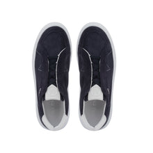 Carica l'immagine nel visualizzatore di Gallery, VALENTINO Sneaker Rey Suede Blu - vista dall'alto con focus sulla silhouette della scarpa