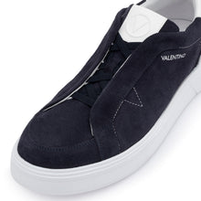 Carica l'immagine nel visualizzatore di Gallery, VALENTINO Sneaker Rey Suede Blu - vista sulla punta con focus sui dettai in contrasto bianco
