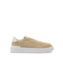 Carica l'immagine nel visualizzatore di Gallery, VALENTINO Sneaker Rey Suede Sabbia - vista di profilo con focus sulla linea della suola e logo lettering minimal in contrasto bianco
