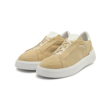 Carica l'immagine nel visualizzatore di Gallery, VALENTINO Sneaker Rey Suede Sabbia - vista laterale frontale con focus sul colore e i dettagli bianchi