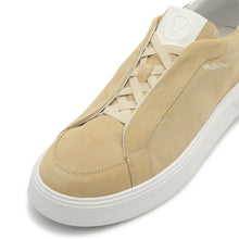 Carica l'immagine nel visualizzatore di Gallery, VALENTINO Sneaker Rey Suede Sabbia - vista sulla punta con focus sui dettai in contrasto bianco
