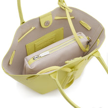 Carica l'immagine nel visualizzatore di Gallery, VALENTINO Borsa a Mano Soft Giallo - Mini - con focus sull'interno e vista della pochette dentro la borsa.