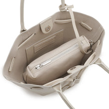 Carica l'immagine nel visualizzatore di Gallery, VALENTINO Borsa a Mano Soft Off White - Mini - con focus sull'interno e vista della pochette dentro la borsa.