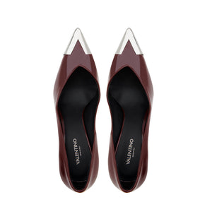 Décolleté VALENTINO in naplak bordeaux con dettaglio a V in acciaio sulla punta e tacco alto da 9 cm