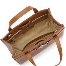Carica l'immagine nel visualizzatore di Gallery, VALENTINO hand bag Taylor mini Cuoio, con focus sugli scomparti interni. Presenza di una tasca con zip e una aperta.