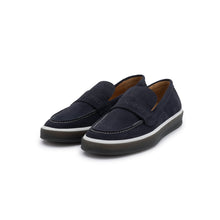 Load image into Gallery viewer, VALENTINO Mocassino Sail Suede Sabbia Blu - vista di profilo laterale con focus sulla fascia logo lettering tono su tono