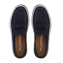 Load image into Gallery viewer, VALENTINO Mocassino Sail Suede Sabbia Blu - vista dall'alto con focus dell'interno scarpa e della suola interna logata