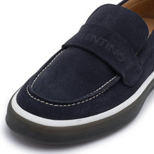Load image into Gallery viewer, VALENTINO Mocassino Sail Suede Sabbia Blu - vista sulla punta con focus sulle rifiniture