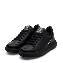 Load image into Gallery viewer, Sneaker Valentino Jump Black in pelle nera con dettagli bianchi e suola spessa, stile urbano e moderno