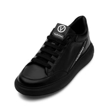 Load image into Gallery viewer, Sneaker Valentino Jump Black in pelle nera con dettagli bianchi e suola spessa, stile urbano e moderno