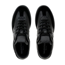Load image into Gallery viewer, VALENTINO Sneaker Saturno Total Black - vista dall'alto con focus sulla linea della scarpa e i dettagli in crosta