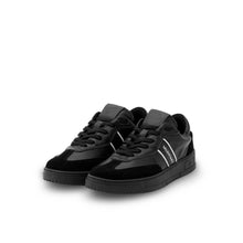 Carica l'immagine nel visualizzatore di Gallery, VALENTINO Sneaker Saturno Total Black - vista laterale frontale, con focus sulla punta in crosta e linguetta total black