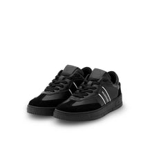 Carica l'immagine nel visualizzatore di Gallery, VALENTINO Sneaker Saturno Total Black - vista laterale frontale, con focus sulla punta in crosta e linguetta total black