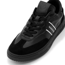 Carica l'immagine nel visualizzatore di Gallery, VALENTINO Sneaker Saturno Total Black - vista della punta con focus sulla forma e sui dettagli in crosta