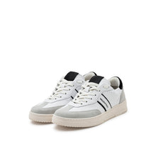 Carica l'immagine nel visualizzatore di Gallery, VALENTINO Sneaker Saturno White/Black - vista laterale frontale, con focus sulla punta in crosta e linguetta a contrasto