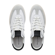 Carica l'immagine nel visualizzatore di Gallery, VALENTINO Sneaker Saturno White/Black - vista dall'alto con focus sulla linea della scarpa e i dettagli in crosta