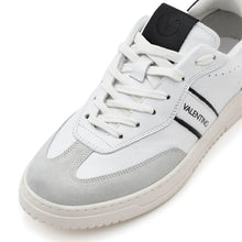 Carica l'immagine nel visualizzatore di Gallery, VALENTINO Sneaker Saturno White/Black - vista della punta con focus sulla forma e sui dettagli in crosta