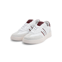 Carica l'immagine nel visualizzatore di Gallery, VALENTINO Sneaker Saturno White/Bordeaux - vista laterale frontale, con focus sulla punta in crosta e linguetta a contrasto