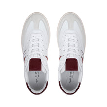 Carica l'immagine nel visualizzatore di Gallery, VALENTINO Sneaker Saturno White/Bordeaux - vista dall'alto con focus sulla linea della scarpa e i dettagli in crosta