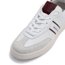 Carica l'immagine nel visualizzatore di Gallery, VALENTINO Sneaker Saturno White/Bordeaux - vista della punta con focus sulla forma e sui dettagli in crosta
