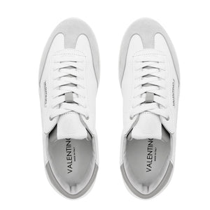 Sneaker VALENTINO Saturno White Ice con tomaia in pelle e camoscio color ghiaccio e logo laterale.