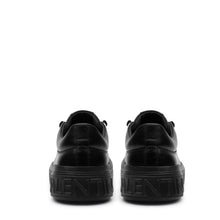 Carica l&#39;immagine nel visualizzatore di Gallery, Retro della Sneaker Valentino Hiking Black con tallone rinforzato e logo Valentino in rilievo